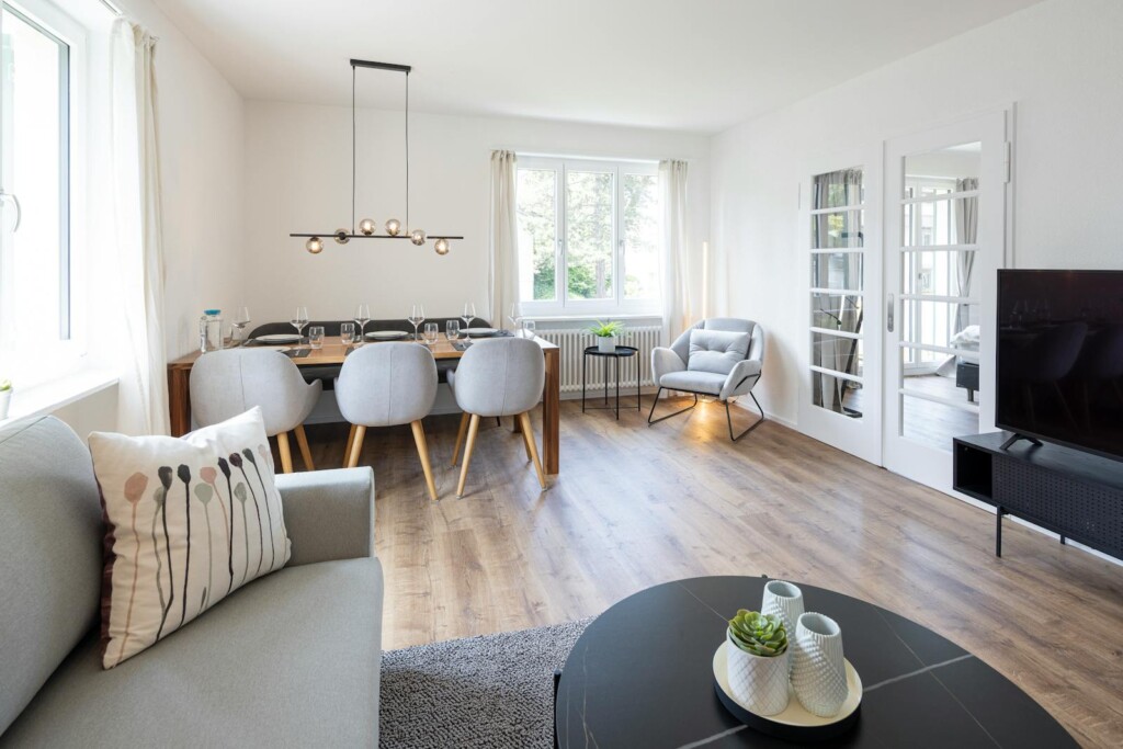 Living and dining room of STAYY Bijou Balgrist in Zurich