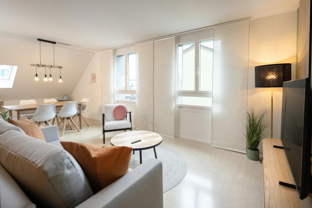 Open-plan living and dining area of STAYY WarmWood in Dietikon
